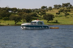 Nicols Quattro, bateau habitable sans permis en navigation au Portugal sur le Grande Lago ou Lago Alqueva avec un canoé en remorque